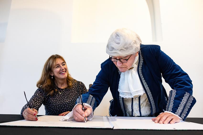 10 nov 2024 - Wethouder Marja Ruigrok en Nicolaus Cruquius ondertekenen getuigenschrift